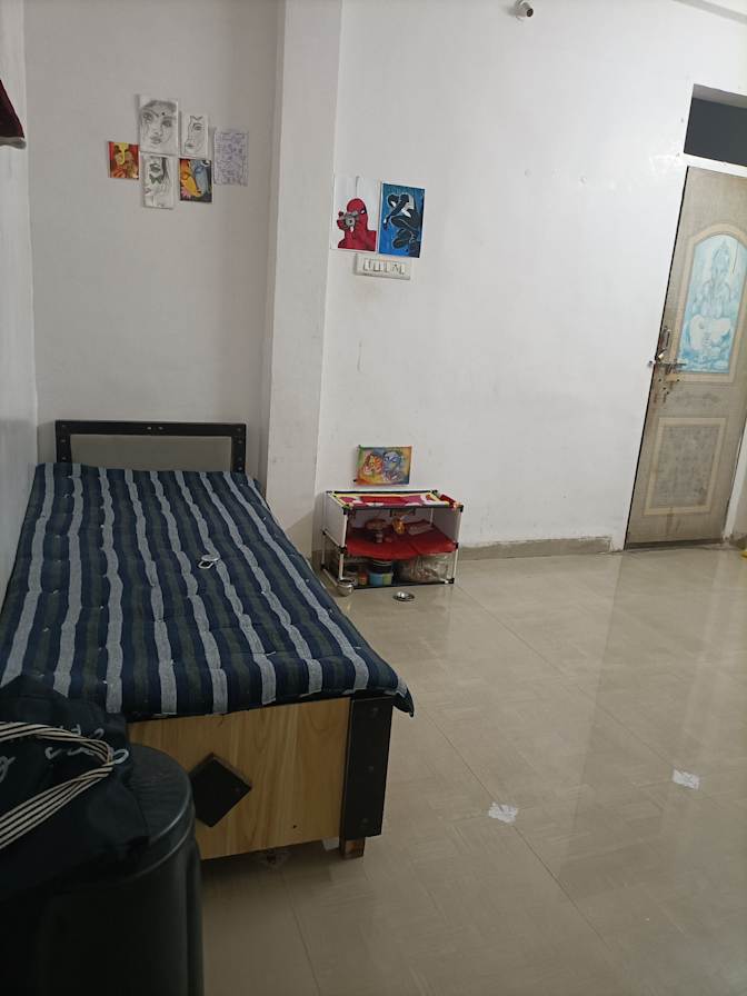 Esha Tomar's room