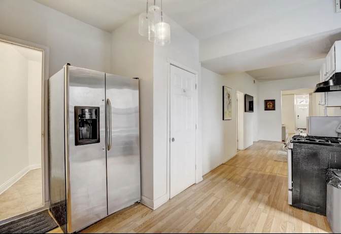 Beautiful clean furnished private room available's room
