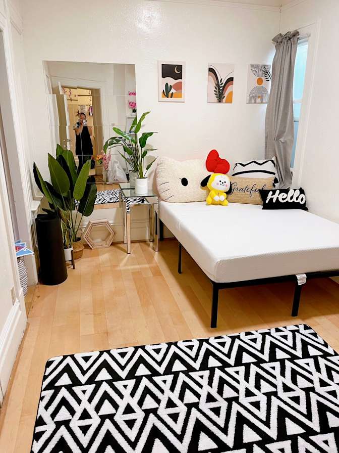 Suzie  Leung's room