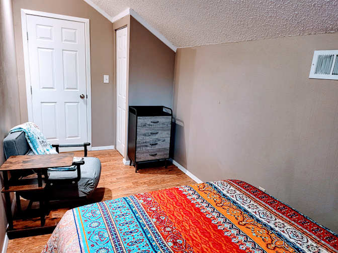Kamy Optim's room