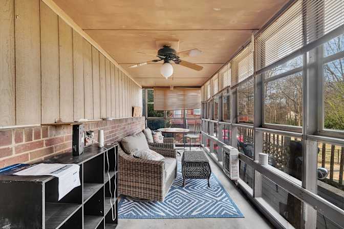 lifedoorrentals's room