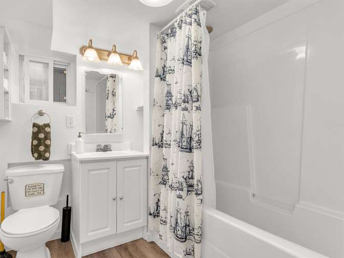 Tom (Langara Share House)'s room