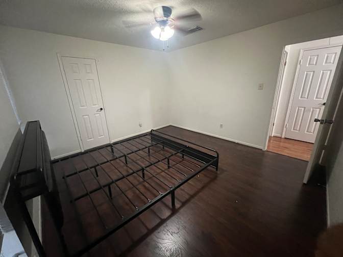 carlos's room