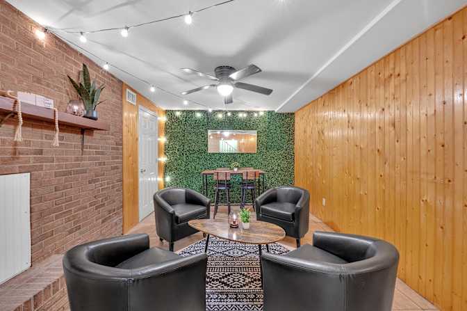 lifedoorrentals's room