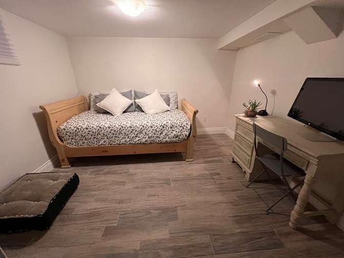 V Larissa's room