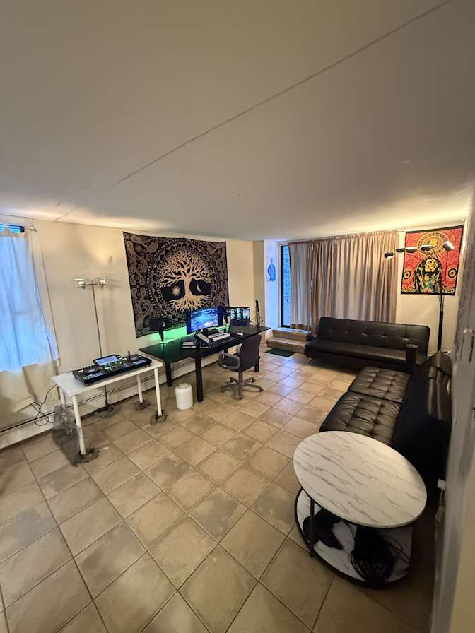 Deval's room