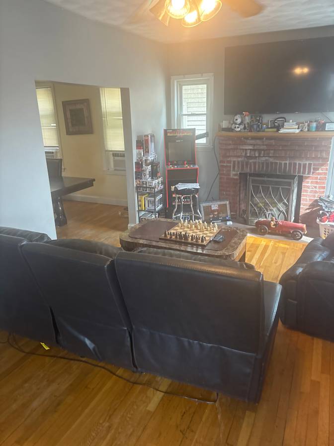 Kenneth riel's room