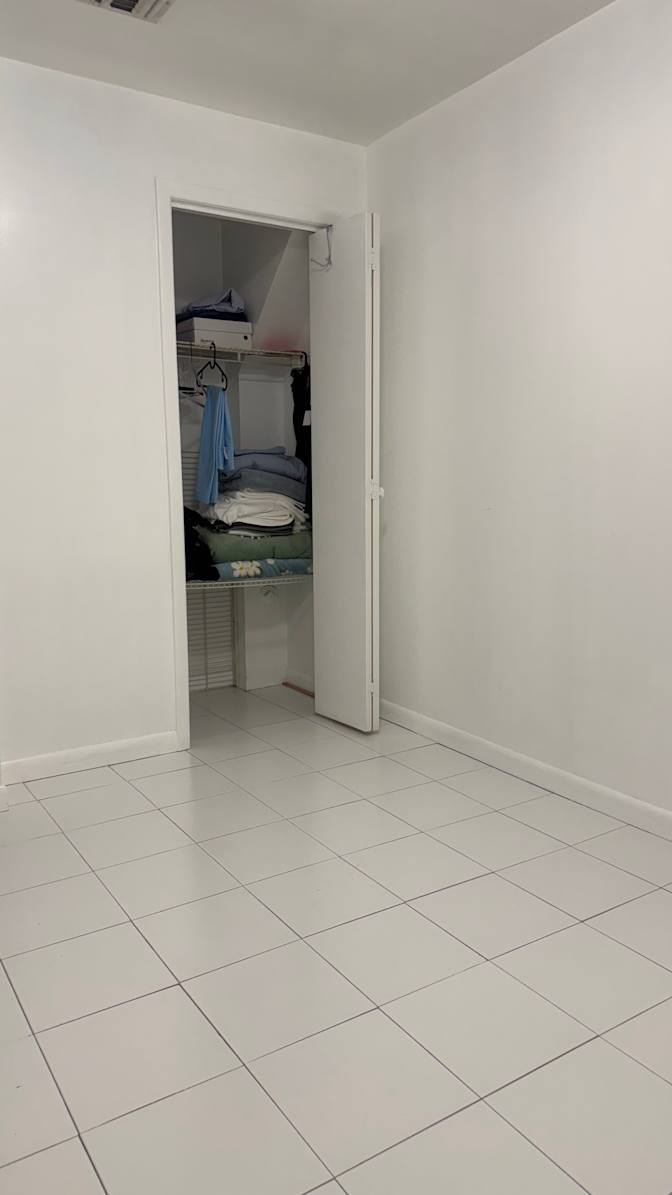 Yanis's room
