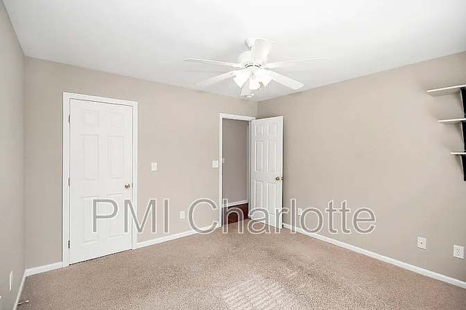 Alcove Rooms's room