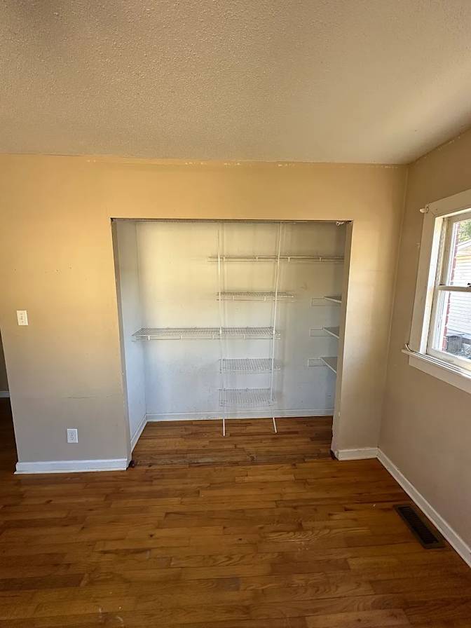 Alcove Rooms's room
