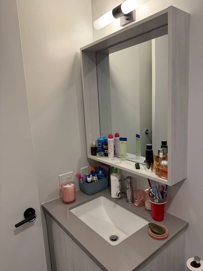 Olga brinda Nlend's room