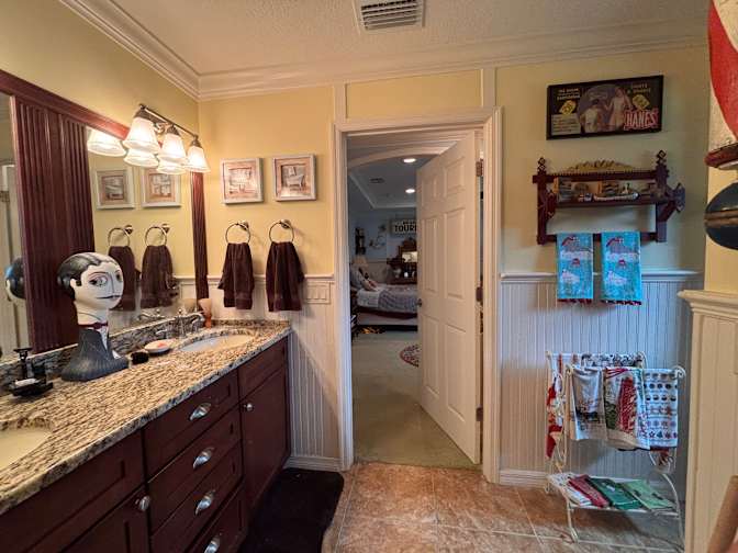 Ken's room