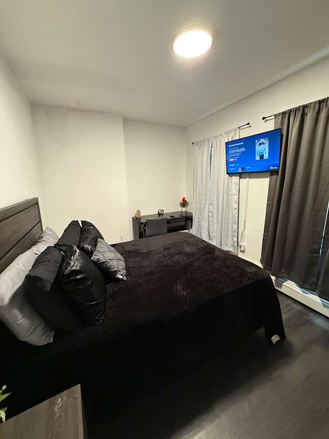 Larry Gaines's room