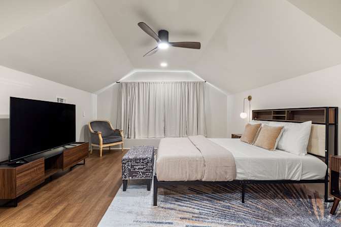 Tomic Properties's room