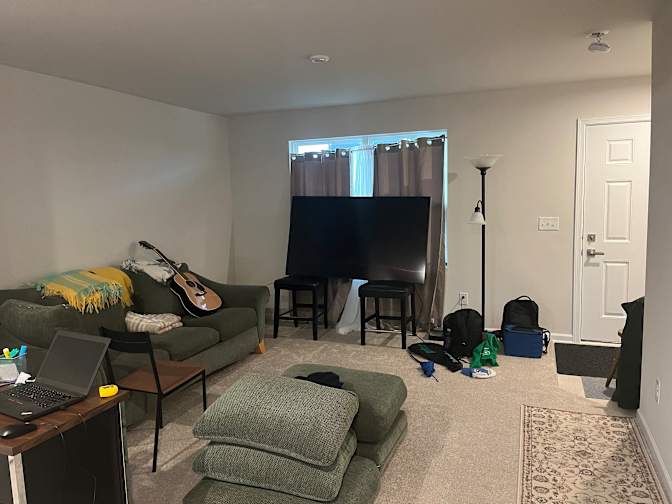 EDDY ABRIL's room