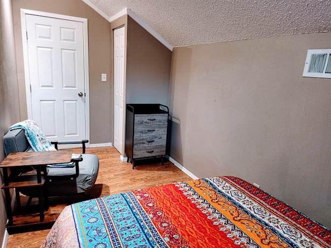 Kamy Optim's room