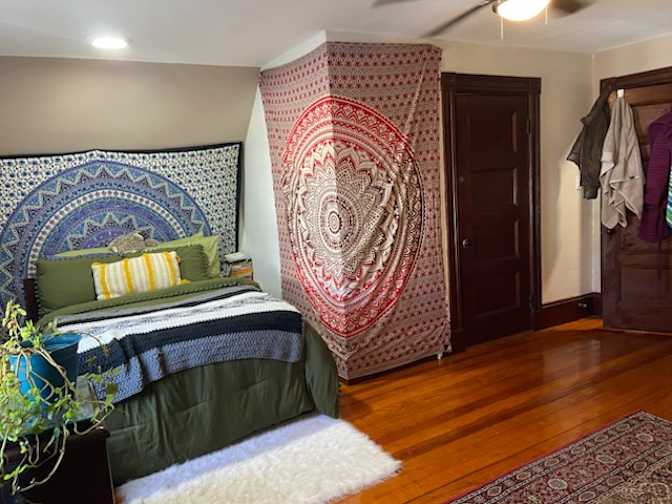 Leslie's room