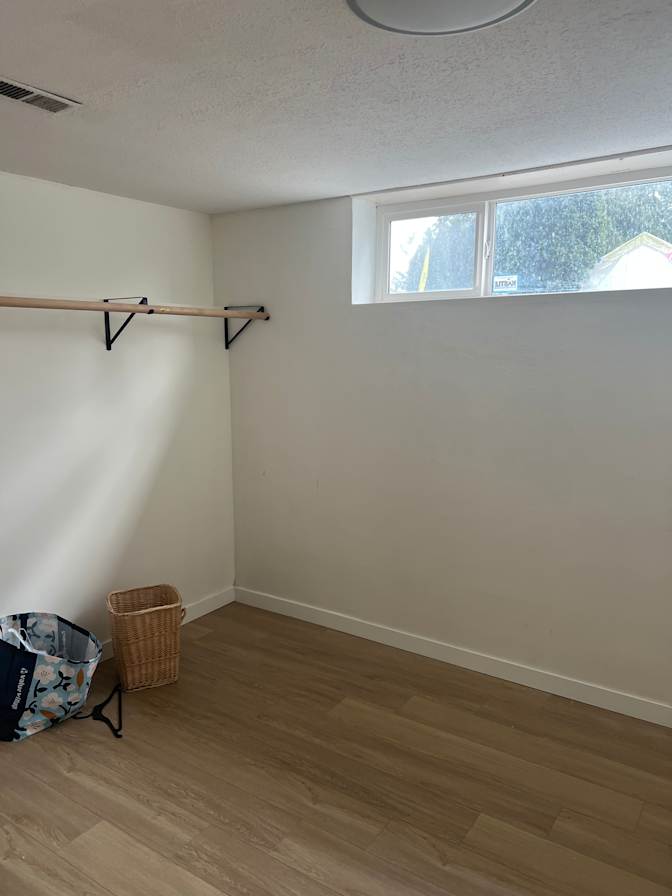 Adrian Pettyfer's room