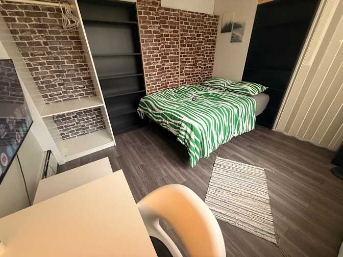 Ozge Simsek's room