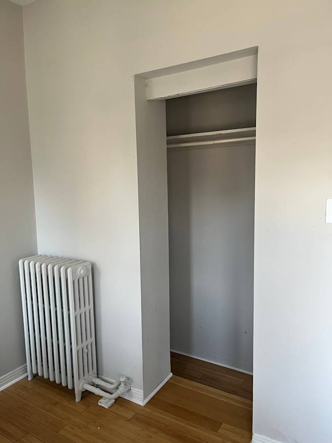 C Y's room
