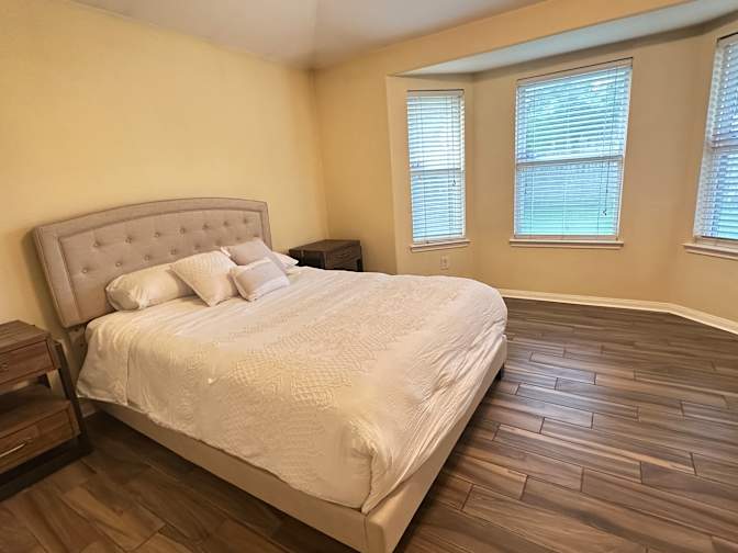 Leslie's room
