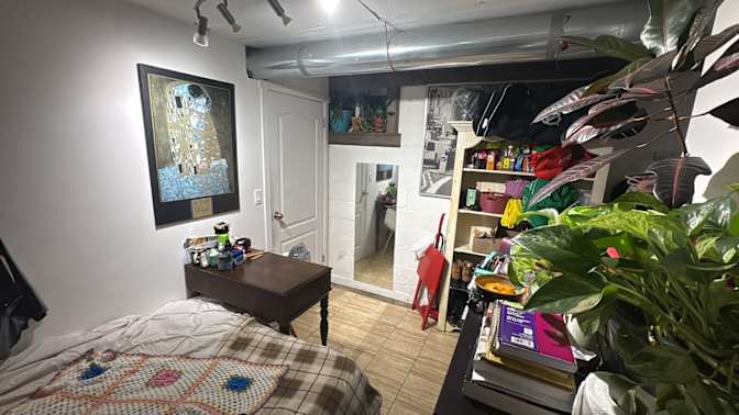 H Evan Cohen's room