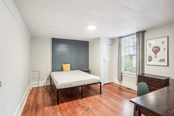 Tomond's room