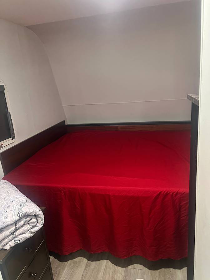 adonys's room