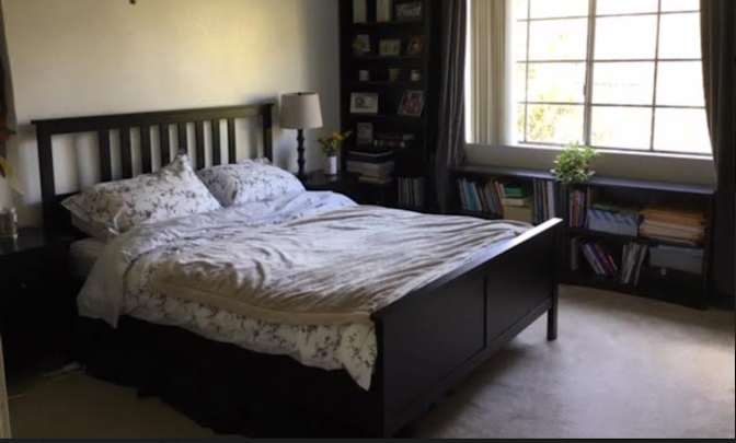 leslie's room