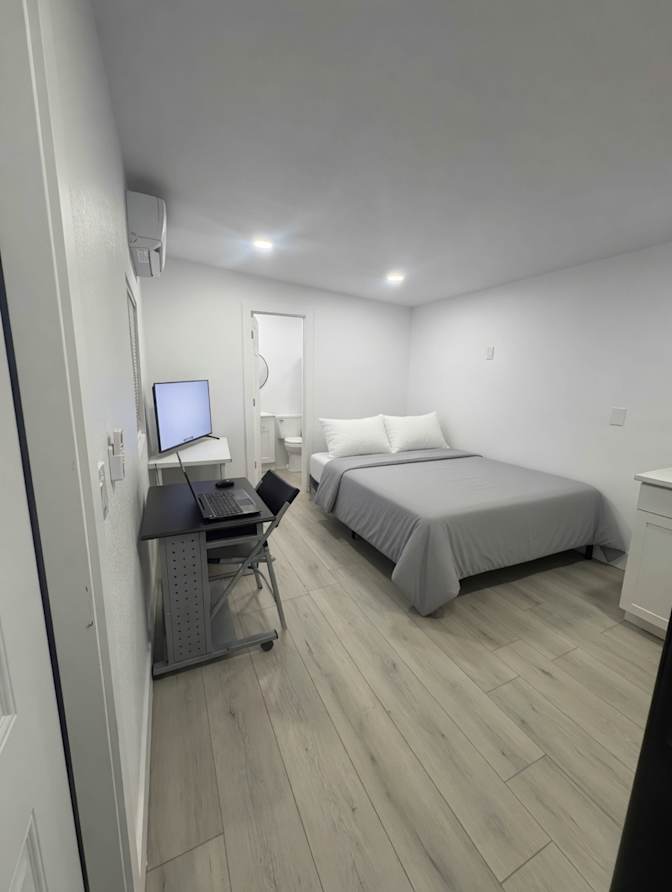 Andres's room