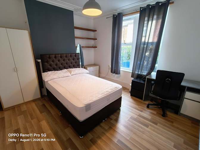 thomas newton's room