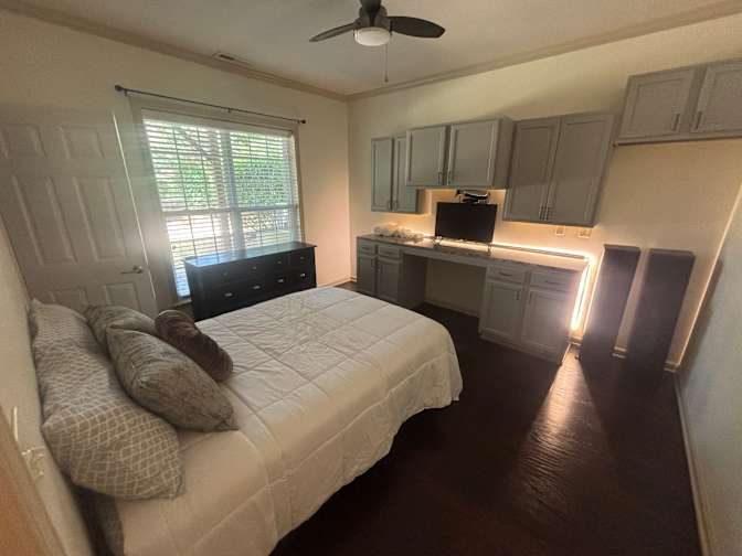 Alcove Rooms's room