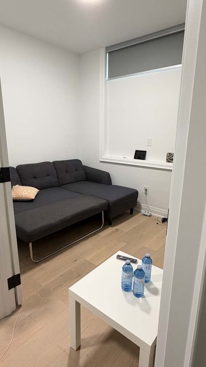 Tunji Oye's room