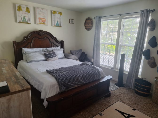CARL0S's room