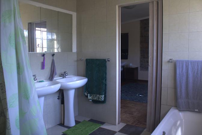 Salma Tanaka's room