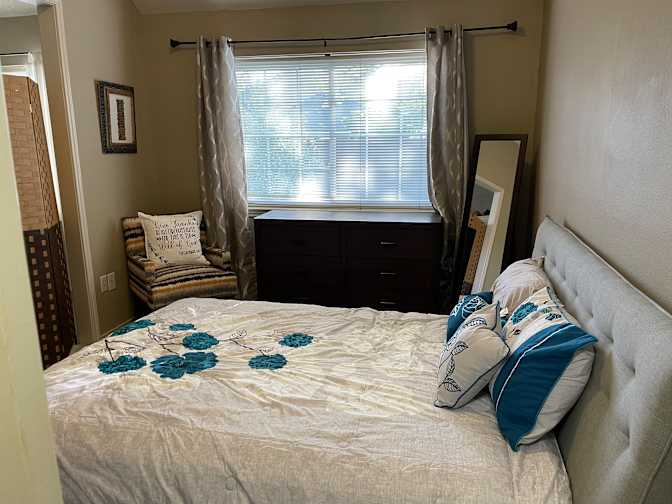 Cozy Suite in Home's room