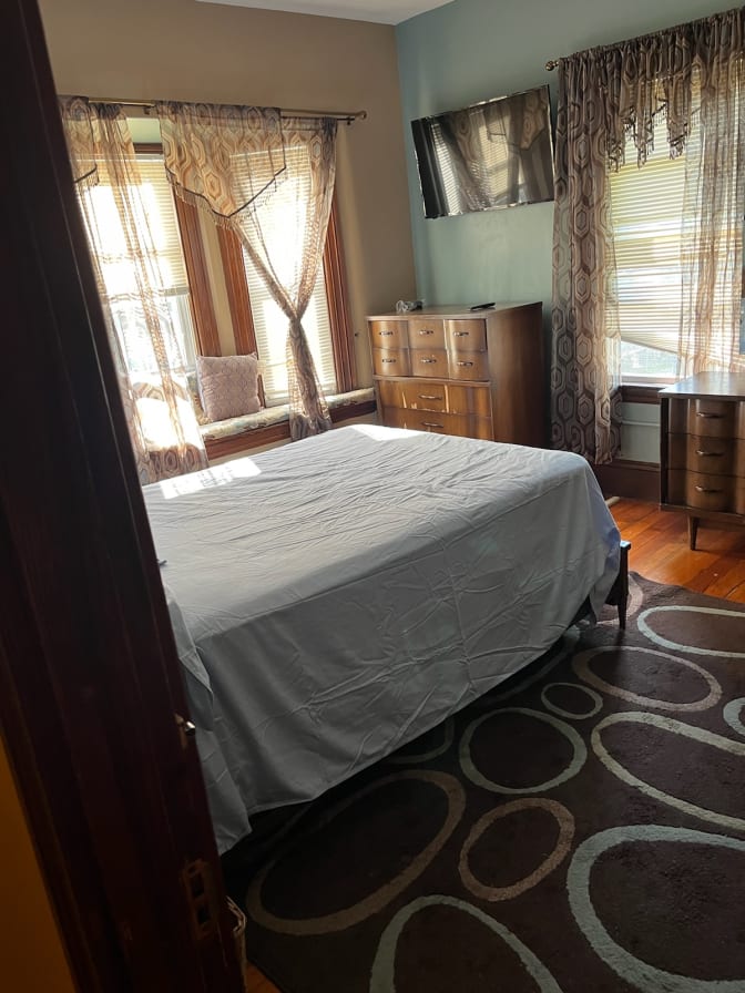 Leslie's room