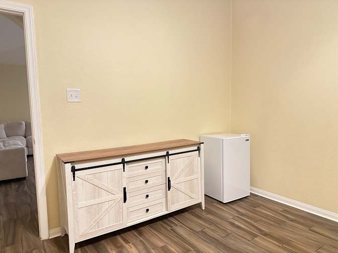 Leslie's room