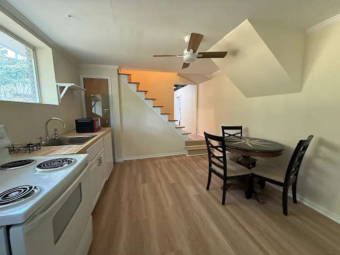 Alcove Rooms's room