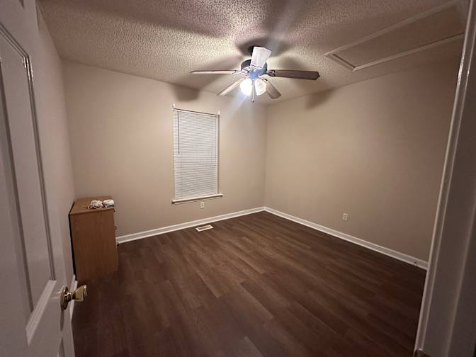 Larus Liles's room