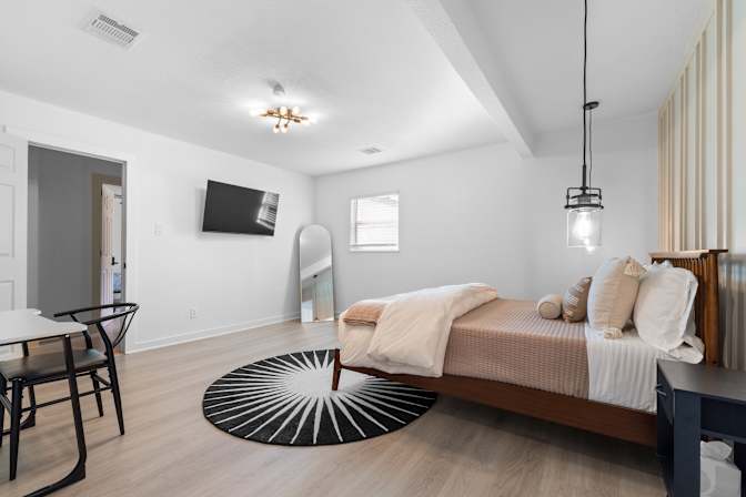 Tomic Properties's room