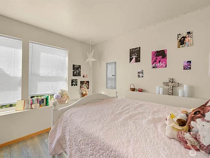 Cait Hawkins's room