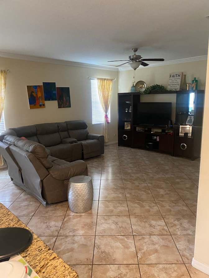 Glenesto's room
