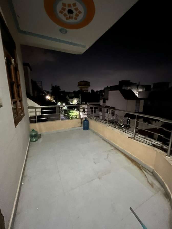 Ashruti BHATT's room