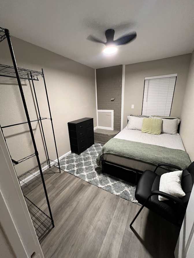 Andres's room