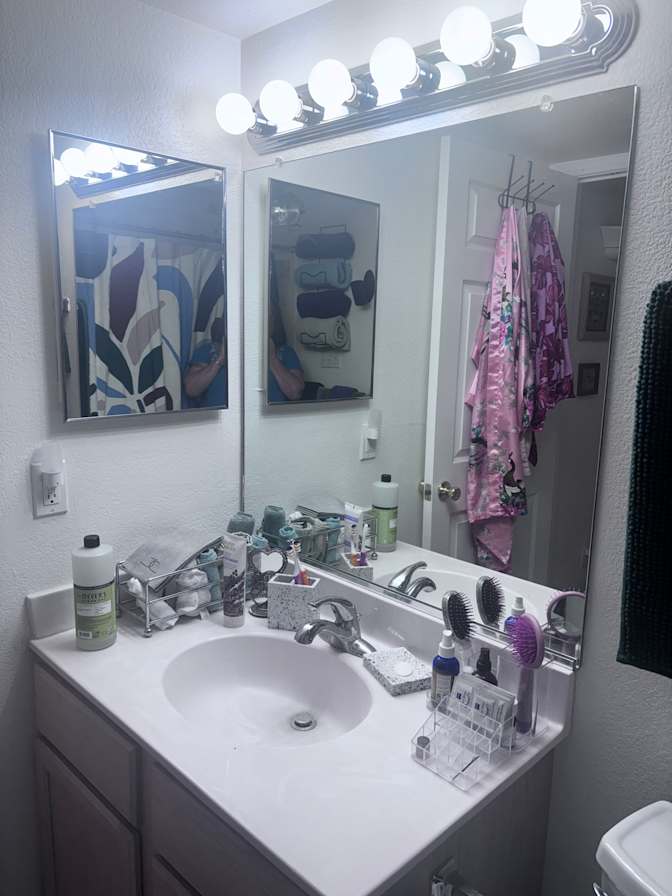 Candace Thomas-Apodaca's room