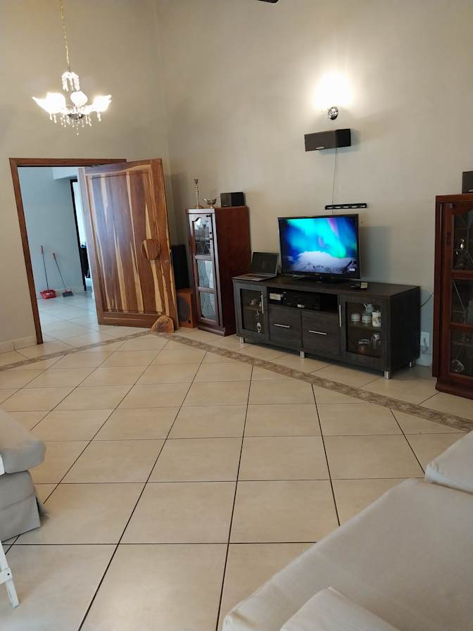Immediately- Wendywood-Room in house Your home away from home's room