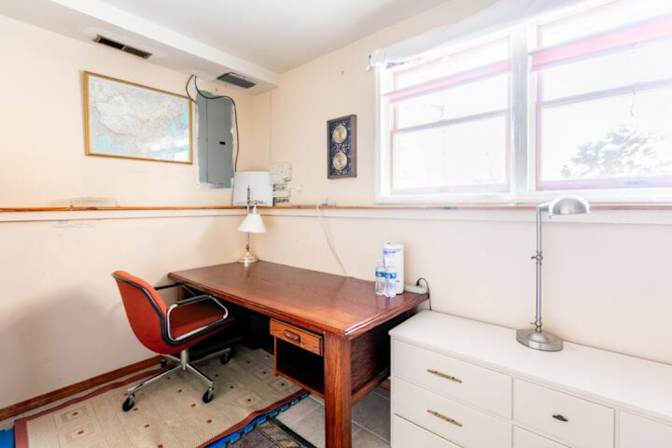 Tee Lee's room