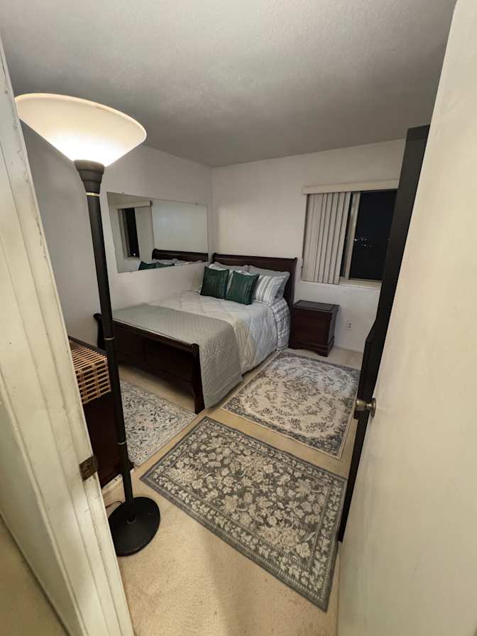 Luz F Mendoza's room