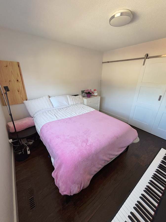 Downtown Kelowna Furnished Suite's room